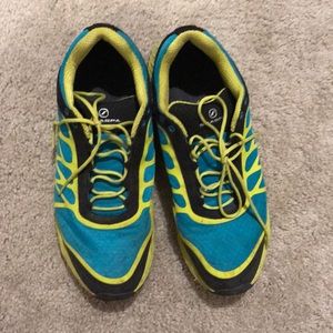 Scarps Atom trail shoes